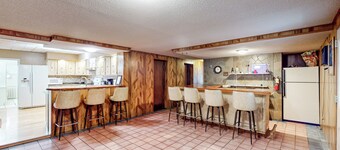 4BR Centrally Located Home - Hot Tub & Pool Table