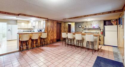 4BR Centrally Located Home - Hot Tub & Pool Table