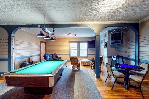 4BR Centrally Located Home - Hot Tub & Pool Table
