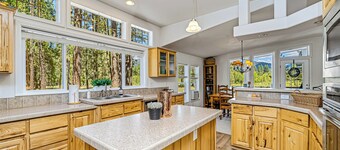 Dog-friendly 3BR on 200 Acres w/ River Access