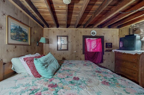 6BR Lakefront Estate w/ Private Piers & Patios