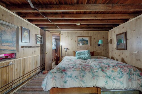 6BR Lakefront Estate w/ Private Piers & Patios