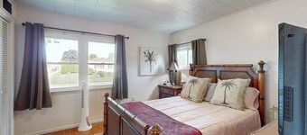 Work & Play! Home 1 Mi to Dtwn & Central Market