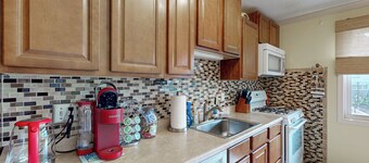 2BR Home Near Shopping & Restaurants