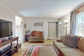 Interior - 2BR Home Near Shopping & Restaurants (York)