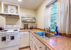 House (1 Bedroom) | Interior - Forbestown Carriage House in the Heart of Dtwn (Lakeport)