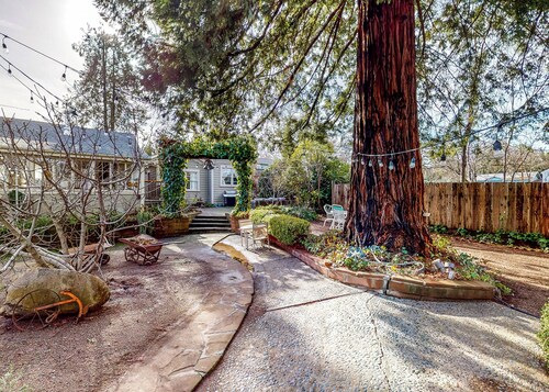 Forbestown Carriage House in the Heart of Dtwn