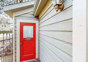 House (1 Bedroom) | Interior - Forbestown Carriage House in the Heart of Dtwn (Lakeport)