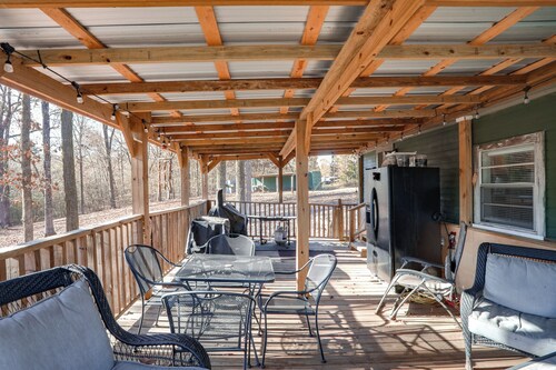 5 Mi to Sardis Lake! Relaxed Stay Near Outdoor Fun