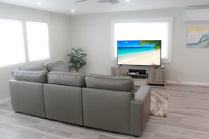 Smart TV - Impeccably Renovated Oasis 3-Bedroom in Honolulu (Honolulu)