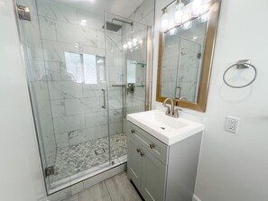 Shower, hair dryer, towels - Impeccably Renovated Oasis 3-Bedroom in Honolulu (Honolulu)