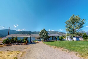 House (3 Bedrooms) | Interior - Unique 3br: Mountain Views, Hot Tub & Wood Stove (Calpine)