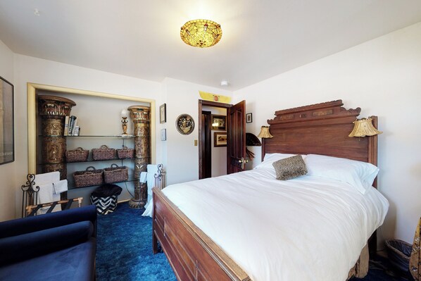 House (3 Bedrooms) | Interior - Unique 3br: Mountain Views, Hot Tub & Wood Stove (Calpine)