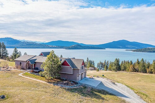 Spectacular Lake-view Retreat w/ Deck, Grill