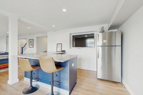 3 BR Lakefront House w/ Private Dock