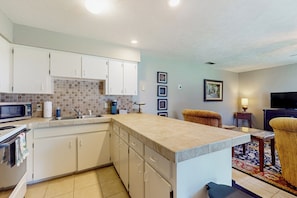 Apartment (1 Bedroom) | Interior - 1 BR Guesthouse w/ Full Kitchen & Lake View (Micanopy)