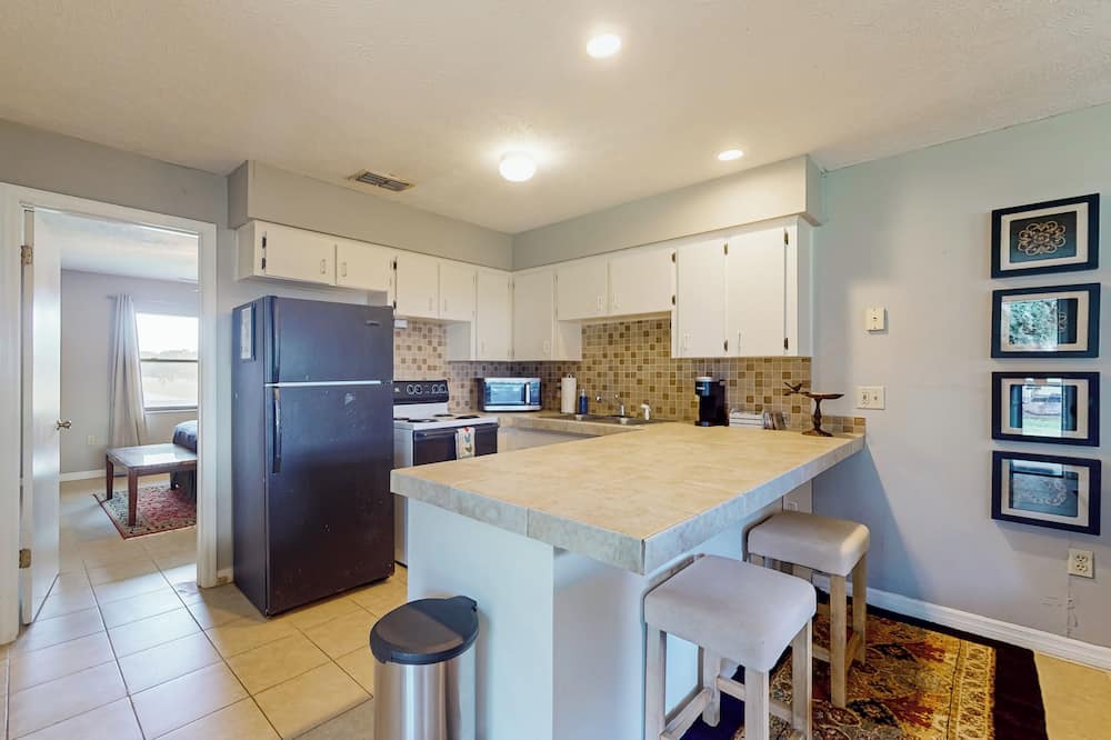 1 BR Guesthouse w/ Full Kitchen & Lake View - Citra, FL