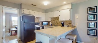 1 BR Guesthouse w/ Full Kitchen & Lake View