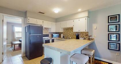 1 BR Guesthouse w/ Full Kitchen & Lake View