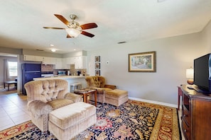 Apartment (1 Bedroom) | Interior - 1 BR Guesthouse w/ Full Kitchen & Lake View (Micanopy)