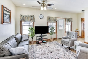 Interior - Patio & Grill! Quiet Country Stay Near Shipshewana (Millersburg)