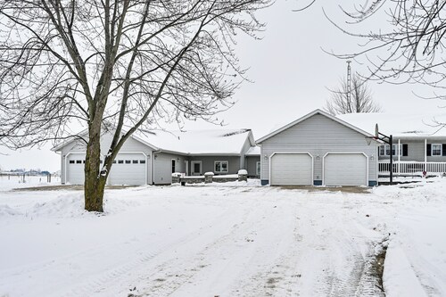 Patio & Grill! Quiet Country Stay Near Shipshewana