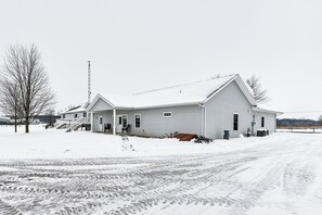 Interior - Patio & Grill! Quiet Country Stay Near Shipshewana (Millersburg)