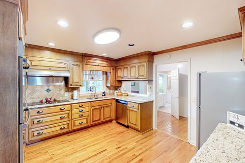 4BR Waterview Home w/ Pool, Fire Pit & Fishing