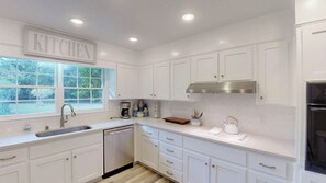 Køleskab, mikrobølgeovn, ovn, kogeplade