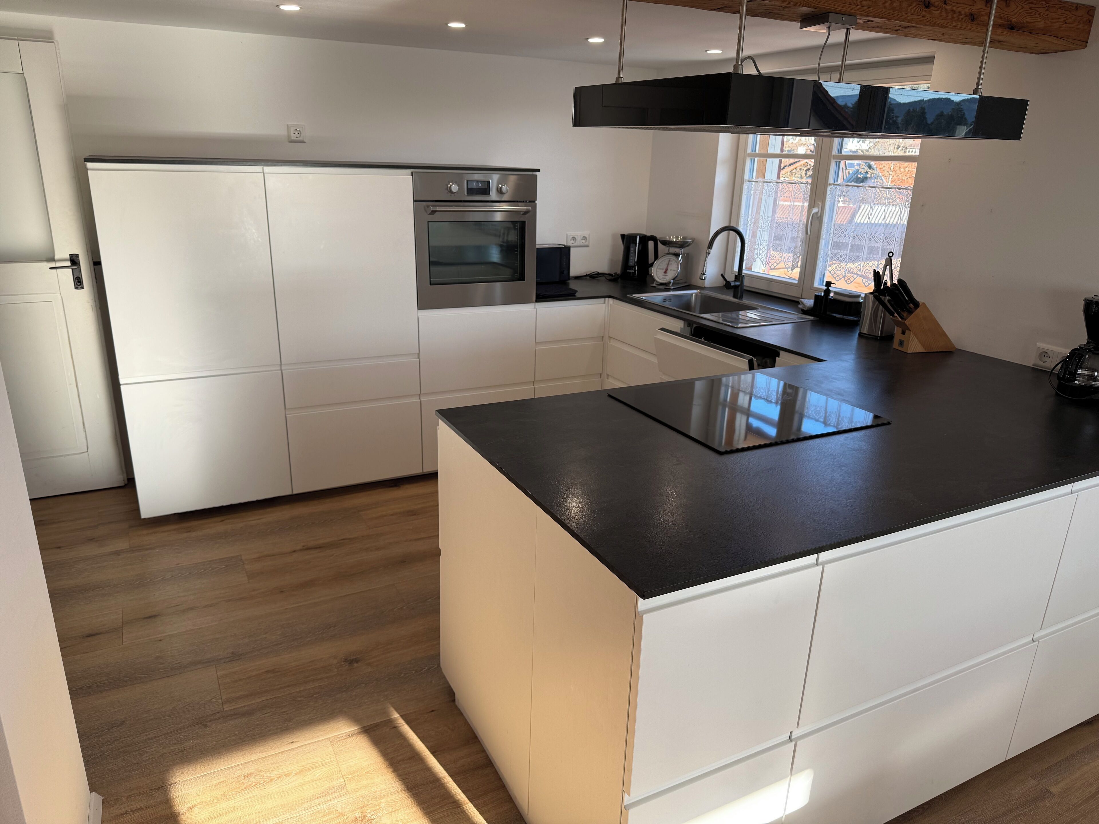 Réfrigérateur, four à micro-ondes, un four, surface de cuisson