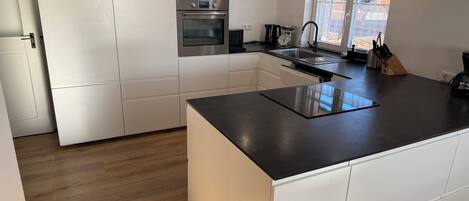 Réfrigérateur, four à micro-ondes, un four, surface de cuisson