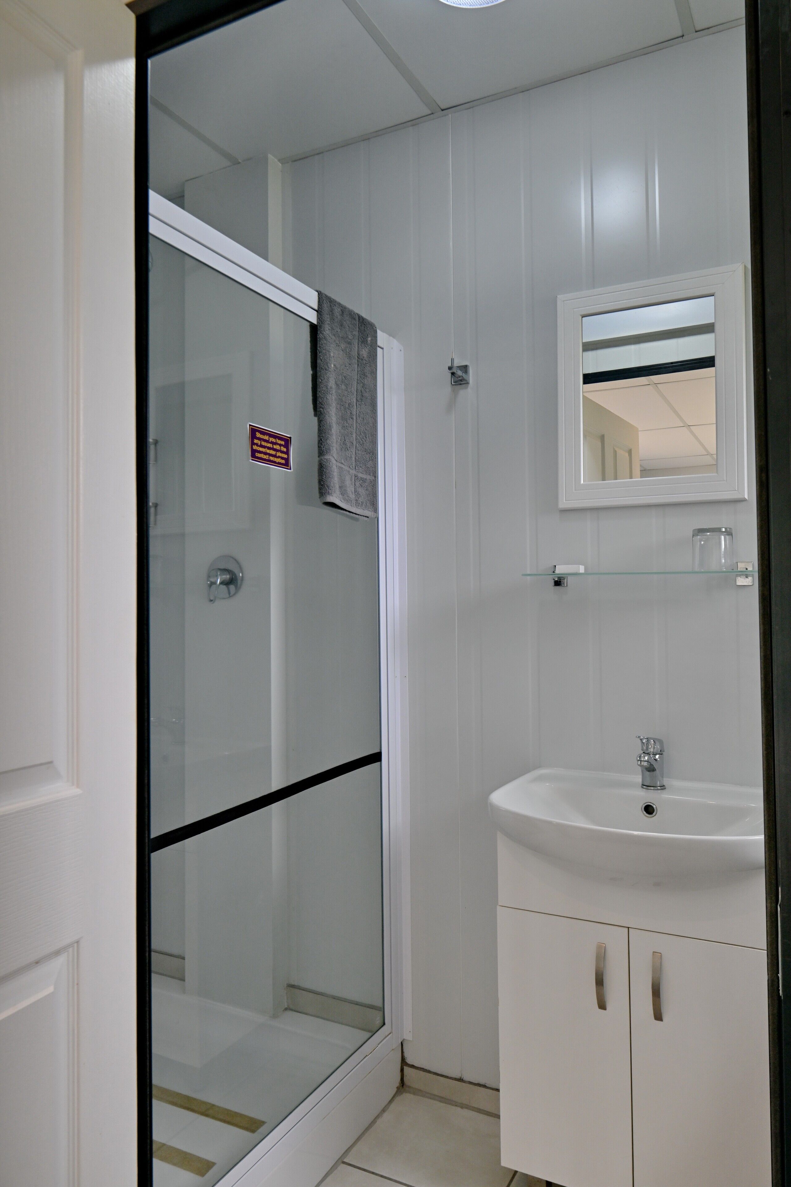 Buồng tắm vòi sen, đồ dùng nhà tắm miễn phí, khăn tắm 