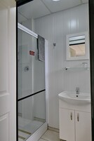 Ducha, artículos de tocador gratuitos, toallas, papel higiénico