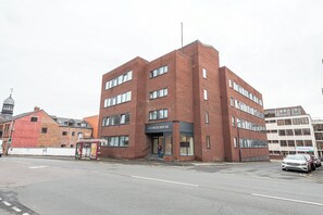 Exterior - George House Apartment by Guestz (Wakefield)
