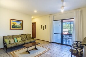 Basic Apartment | Living area | 32-inch Smart TV with digital channels - Apart w/ BBC 400 m From the Beach Err0104 (Itapema)