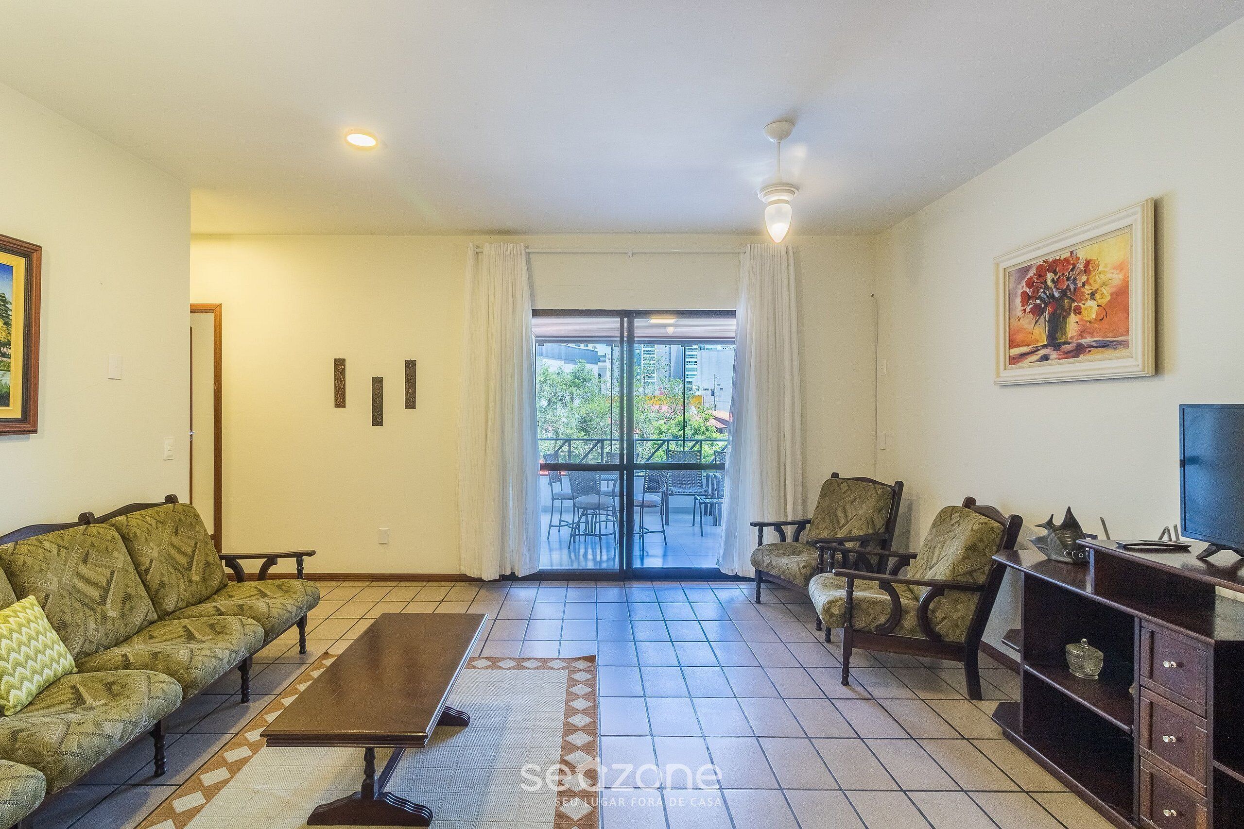 Apartamento básico | Área de estar | Smart TV 32 polegadas com canais digitais