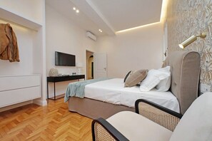 2 Schlafzimmer, Schreibtisch, Bügeleisen/Bügelbrett