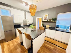 Kühlschrank, Mikrowelle, Ofen, Herdplatte