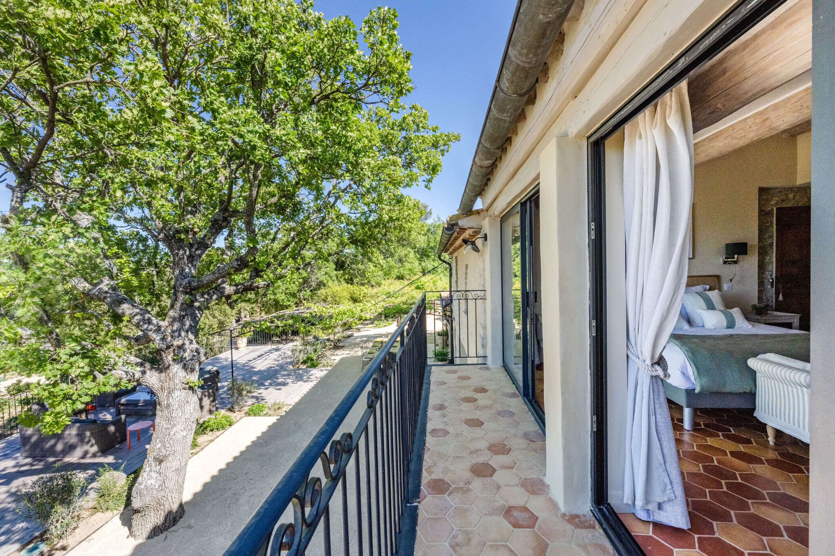 客房内保险箱、遮光窗帘、免费 WiFi