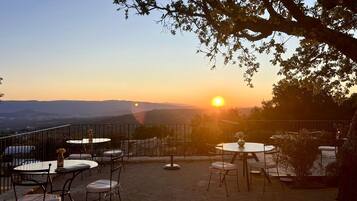Villa Deluxe, salle de bains attenante, vue montagne (Villa des CĂšdres) | Terrasse/Patio