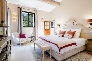 Panoramic Double Room, Ensuite, Garden View | In-room safe, blackout drapes, free WiFi - La villa des Cèdres (Bonnieux)