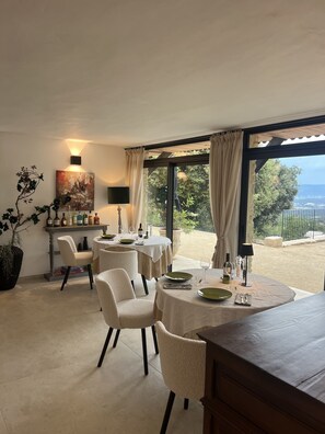 Deluxe-huvila, kylpyhuone makuuhuoneen yhteydessä, vuoristonäköala (Villa des Cèdres) | Ravintola