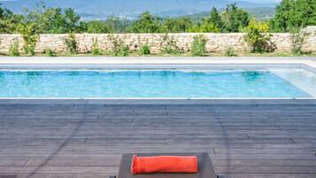 Vila luxo, suíte, vista para a montanha (Villa des Cèdres) | Piscina externa | Piscina externa sazonal