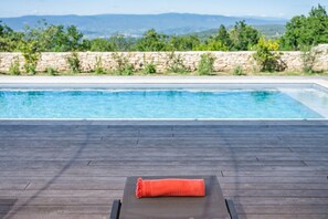 Deluxe-huvila, kylpyhuone makuuhuoneen yhteydessä, vuoristonäköala (Villa des Cèdres) | Ulkouima-allas | Kauden mukainen ulkouima-allas