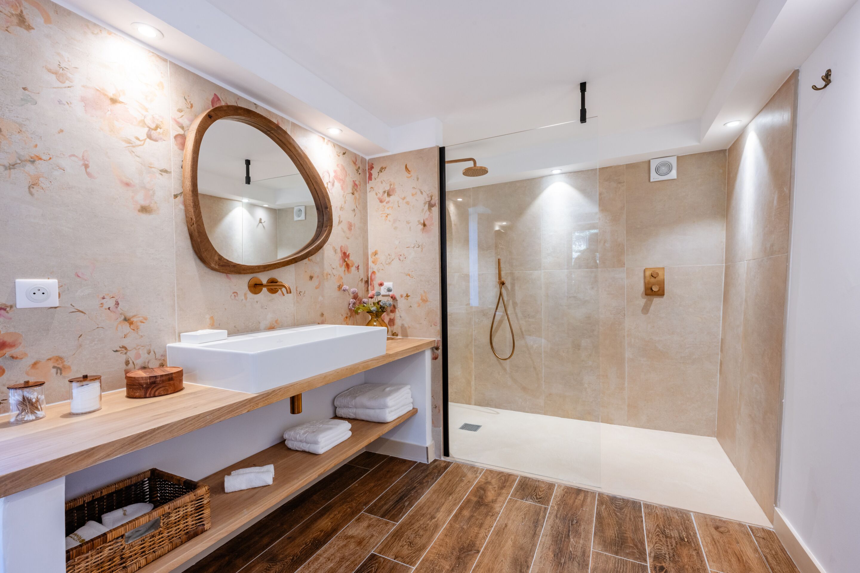 Deluxe Double or Twin Room, Ensuite, Mountain View | Bathroom | Shower, free toiletries, hair dryer, slippers