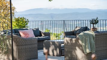 Villa Deluxe, salle de bains attenante, vue montagne (Villa des CĂšdres) | Terrasse/Patio