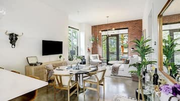 House, Private Bathroom (Lamar Treehouse) | Restaurant