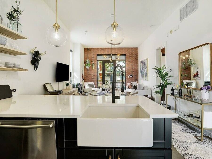 Talo, oma kylpyhuone (Lamar Treehouse) | Jaettu keittiö