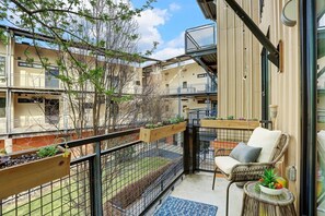 Exterior - Lamar Treehouse (Austin)