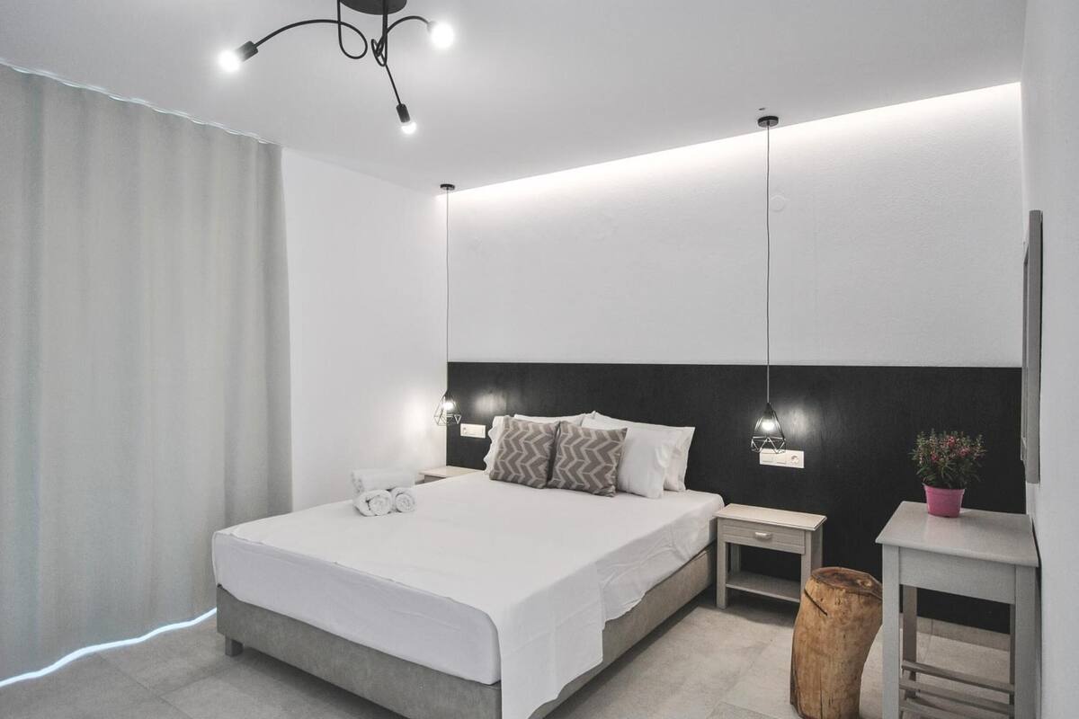 Deluxe Double Room | Hypo-allergenic bedding, soundproofing, free WiFi, bed sheets